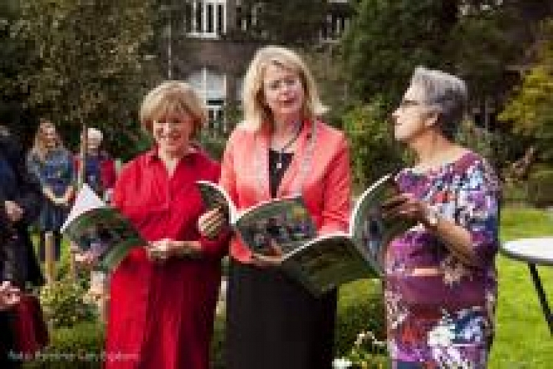 Presentatie kookboek  'Cooking for Crowds'